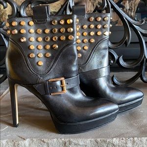 MICHAEL Michael KORS Gold Studded Booties. Size: 6